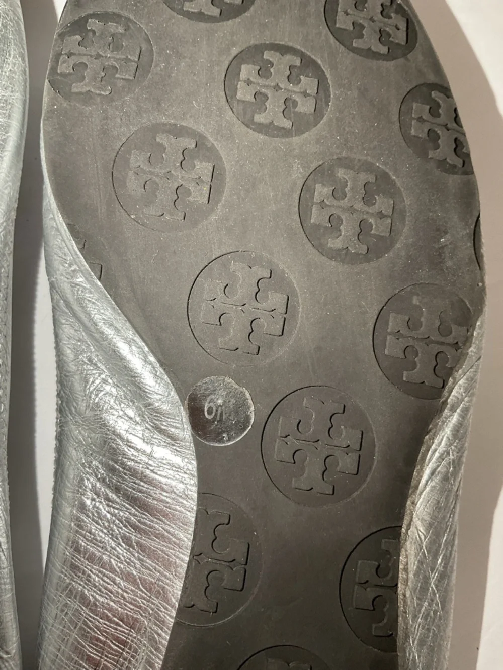 Tory Burch Reva Metallic Silver Logo Round-Toe Ballet Flats Size 6